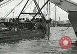 Standbild europäische Schiffe Ägypten, 1956, aus Sekunde 21 historischem Filmmaterial Videoclip 65675064696