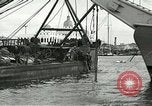Standbild europäische Schiffe Ägypten, 1956, aus Sekunde 22 historischem Filmmaterial Videoclip 65675064696