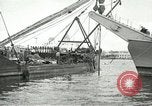 Standbild europäische Schiffe Ägypten, 1956, aus Sekunde 26 historischem Filmmaterial Videoclip 65675064696