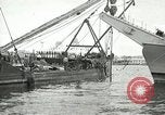 Standbild europäische Schiffe Ägypten, 1956, aus Sekunde 27 historischem Filmmaterial Videoclip 65675064696