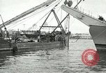 Standbild europäische Schiffe Ägypten, 1956, aus Sekunde 30 historischem Filmmaterial Videoclip 65675064696