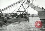 Standbild europäische Schiffe Ägypten, 1956, aus Sekunde 31 historischem Filmmaterial Videoclip 65675064696
