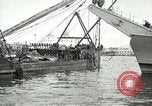 Standbild europäische Schiffe Ägypten, 1956, aus Sekunde 34 historischem Filmmaterial Videoclip 65675064696