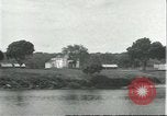 Standbild Dorf in Brasilien vom Fluss aus gesehen Brasilien, 1932, aus Sekunde 15 historischem Filmmaterial Videoclip 65675064730