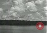 Standbild Dorf in Brasilien vom Fluss aus gesehen Brasilien, 1932, aus Sekunde 50 historischem Filmmaterial Videoclip 65675064730