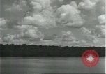 Standbild Dorf in Brasilien vom Fluss aus gesehen Brasilien, 1932, aus Sekunde 51 historischem Filmmaterial Videoclip 65675064730