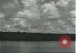 Standbild Dorf in Brasilien vom Fluss aus gesehen Brasilien, 1932, aus Sekunde 56 historischem Filmmaterial Videoclip 65675064730