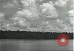 Standbild Dorf in Brasilien vom Fluss aus gesehen Brasilien, 1932, aus Sekunde 59 historischem Filmmaterial Videoclip 65675064730