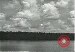 Standbild Dorf in Brasilien vom Fluss aus gesehen Brasilien, 1932, aus Sekunde 60 historischem Filmmaterial Videoclip 65675064730