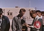 Standbild Flieger Beeding getestet auf Schlitten New Mexico United States USA, 1958, aus Sekunde 25 historischem Filmmaterial Videoclip 65675065001