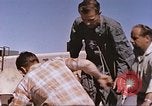 Standbild Flieger Beeding getestet auf Schlitten New Mexico United States USA, 1958, aus Sekunde 38 historischem Filmmaterial Videoclip 65675065001
