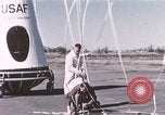 Immagine di Lancio del palloncino New Mexico United States USA, 1957, secondo 35 filmato di repertorio 65675065041