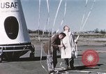 Immagine di Lancio del palloncino New Mexico United States USA, 1957, secondo 45 filmato di repertorio 65675065041