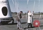 Immagine di Lancio del palloncino New Mexico United States USA, 1957, secondo 47 filmato di repertorio 65675065041