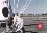 Immagine di Lancio del palloncino New Mexico United States USA, 1957, secondo 50 filmato di repertorio 65675065041