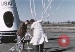 Immagine di Lancio del palloncino New Mexico United States USA, 1957, secondo 55 filmato di repertorio 65675065041