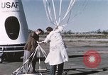 Immagine di Lancio del palloncino New Mexico United States USA, 1957, secondo 56 filmato di repertorio 65675065041