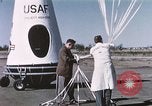 Immagine di Lancio del palloncino New Mexico United States USA, 1957, secondo 60 filmato di repertorio 65675065041