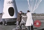 Immagine di Lancio del palloncino New Mexico United States USA, 1957, secondo 61 filmato di repertorio 65675065041