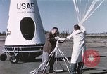 Immagine di Lancio del palloncino New Mexico United States USA, 1957, secondo 62 filmato di repertorio 65675065041