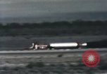 Immagine di Ape rocket sled su via New Mexico United States USA, 1958, secondo 32 filmato di repertorio 65675065058