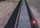 Immagine di Ape rocket sled avvicinando New Mexico United States USA, 1958, secondo 4 filmato di repertorio 65675065059