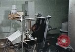 Standbild Ausbildung von Schimpansen New Mexico United States USA, 1960, aus Sekunde 39 historischem Filmmaterial Videoclip 65675065065