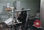 Standbild Ausbildung von Schimpansen New Mexico United States USA, 1960, aus Sekunde 46 historischem Filmmaterial Videoclip 65675065065