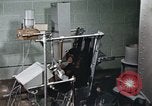 Standbild Ausbildung von Schimpansen New Mexico United States USA, 1960, aus Sekunde 54 historischem Filmmaterial Videoclip 65675065065