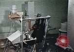 Standbild Ausbildung von Schimpansen New Mexico United States USA, 1960, aus Sekunde 56 historischem Filmmaterial Videoclip 65675065065