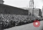 Standbild May Day Parade Moskau Russland Sowjetunion, 1954, aus Sekunde 60 historischem Filmmaterial Videoclip 65675065075