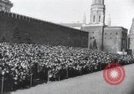 Standbild May Day Parade Moskau Russland Sowjetunion, 1954, aus Sekunde 61 historischem Filmmaterial Videoclip 65675065075