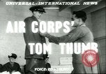 Image Petit homme Richard Mackey entre Air Force San Antonio Texas USA, 1951, de la seconde 1 séquences d'archives historiques vidéo 65675065081