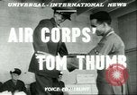 Image Petit homme Richard Mackey entre Air Force San Antonio Texas USA, 1951, de la seconde 4 séquences d'archives historiques vidéo 65675065081