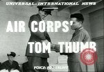 Image Petit homme Richard Mackey entre Air Force San Antonio Texas USA, 1951, de la seconde 5 séquences d'archives historiques vidéo 65675065081