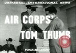 Image Petit homme Richard Mackey entre Air Force San Antonio Texas USA, 1951, de la seconde 6 séquences d'archives historiques vidéo 65675065081