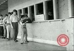 Image Petit homme Richard Mackey entre Air Force San Antonio Texas USA, 1951, de la seconde 9 séquences d'archives historiques vidéo 65675065081