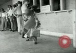 Image Petit homme Richard Mackey entre Air Force San Antonio Texas USA, 1951, de la seconde 14 séquences d'archives historiques vidéo 65675065081