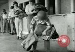 Image Petit homme Richard Mackey entre Air Force San Antonio Texas USA, 1951, de la seconde 21 séquences d'archives historiques vidéo 65675065081