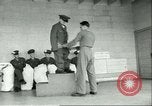 Image Petit homme Richard Mackey entre Air Force San Antonio Texas USA, 1951, de la seconde 34 séquences d'archives historiques vidéo 65675065081