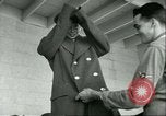 Image Petit homme Richard Mackey entre Air Force San Antonio Texas USA, 1951, de la seconde 46 séquences d'archives historiques vidéo 65675065081