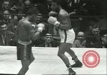 Immagine di Orientale guanti d'oro Campionato New York City USA, 1951, secondo 9 filmato di repertorio 65675065091
