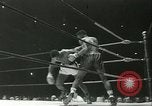 Immagine di Orientale guanti d'oro Campionato New York City USA, 1951, secondo 30 filmato di repertorio 65675065091