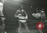 Immagine di Orientale guanti d'oro Campionato New York City USA, 1951, secondo 31 filmato di repertorio 65675065091