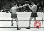 Immagine di Orientale guanti d'oro Campionato New York City USA, 1951, secondo 42 filmato di repertorio 65675065091