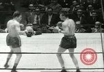 Immagine di Orientale guanti d'oro Campionato New York City USA, 1951, secondo 45 filmato di repertorio 65675065091