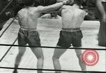Immagine di Orientale guanti d'oro Campionato New York City USA, 1951, secondo 53 filmato di repertorio 65675065091