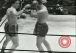 Immagine di Orientale guanti d'oro Campionato New York City USA, 1951, secondo 54 filmato di repertorio 65675065091