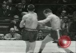 Immagine di Orientale guanti d'oro Campionato New York City USA, 1951, secondo 61 filmato di repertorio 65675065091