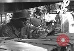 Image Soldats afro-américains soudeur Anzio Italie, 1944, de la seconde 22 séquences d'archives historiques vidéo 65675065101
